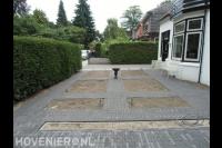 Leggen van bestrating in voortuin