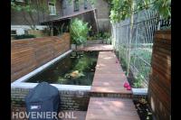 Smalle tuin met vijver en vlonder 1