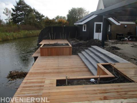 Stenen trap naar houten vlonder aan het water 2