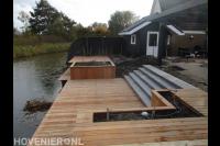 Stenen trap naar houten vlonder aan het water 2