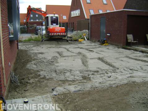 Grondwerk in de tuin met minikraan