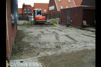 Grondwerk in de tuin met minikraan