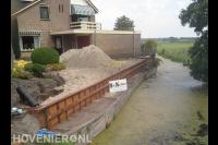 Beschoeiing bij tuin aan het water