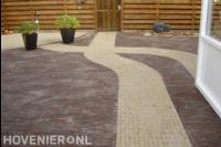 Straatwerk van gebakken klinkers in gele en rode kleuren