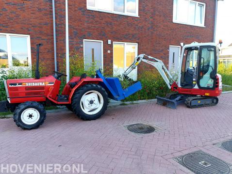 Tuin leeghalen met minikraan en kleine tractor