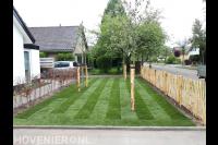 Tuinaanleg met graszoden, beukenhaag en kastanjehouten hekwerk