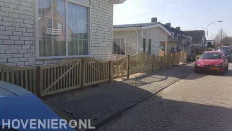 Houten tuinhek met poort plaatsen