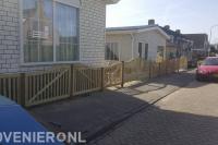 Houten tuinhek met poort plaatsen
