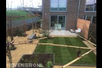 Ruimte achtertuin met grasveld