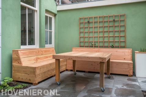 Maatwerk houten zitbanken en tuintafel