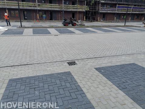 Parkeerterrein en weg bestraten bij appartementencomplex 2