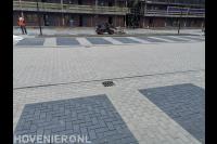 Parkeerterrein en weg bestraten bij appartementencomplex 2