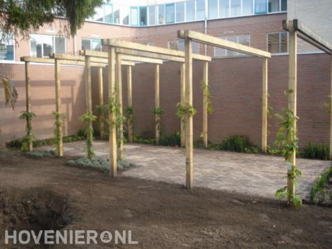 Houten pergola's met klimplanten