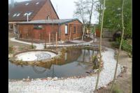 Grote tuin met vijver en grindpaden