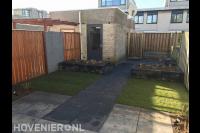 Tuinaanleg met bestrating, gazon en plantenbakken