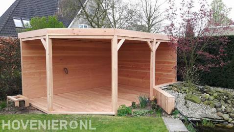 Houten veranda met vlonder