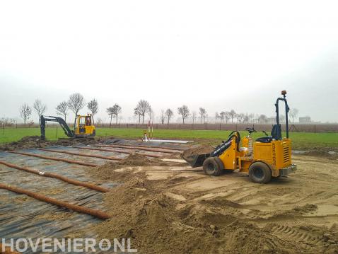 Grondwerk met klein kraantje en minishovel