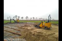 Grondwerk met klein kraantje en minishovel