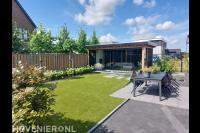 Moderne tuin met overkapping