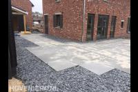 Tuin bestraten met grote siertegels en grof split