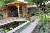 Tuin met vijver en houten overkapping met vlonder