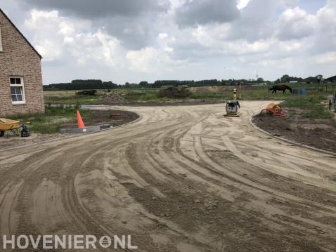 Voorbereidend grondwerk voor het bestraten van oprit