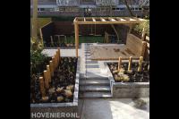 Tuin met bestrating, split en houten vlonder, pergola en schutting 3