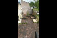Bestrating van siertegels in achtertuin