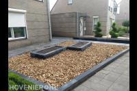 Onderhoudsvriendelijke voortuin met plantenbakken en bodembedekking