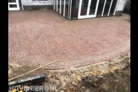 Straatwerk van rode klinkers in waalformaat