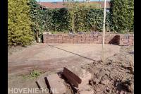 Bestrating van klinkers en plantenbak van oude stenen