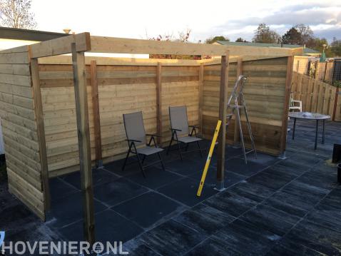 Sierbestrating in tuin met overkapping