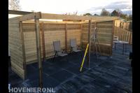 Sierbestrating in tuin met overkapping
