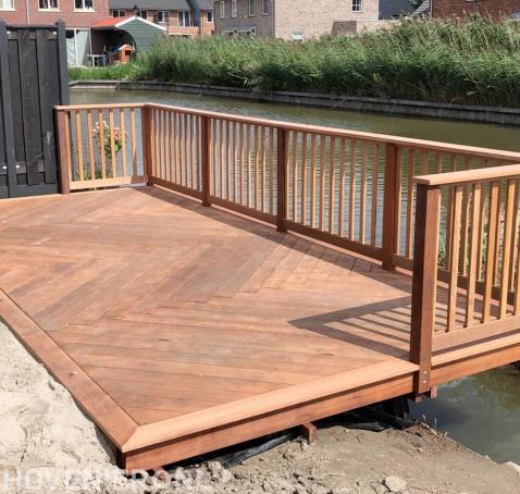 Houten vlonder met hekwerk aan het water