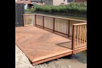 Houten vlonder met hekwerk aan het water