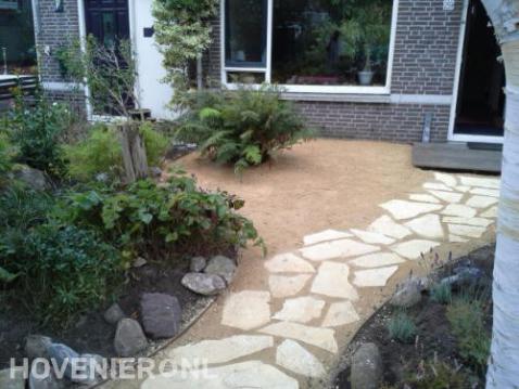 Voortuin met looppad van flagstones