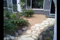 Voortuin met looppad van flagstones