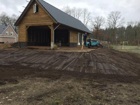 Grond rondom kapschuur ophogen en egaliseren