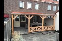 Houten veranda met dak van golfplaten