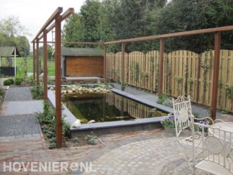 Achtertuin met vijver en pergola 2