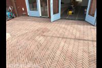 Tuin bestraten met klinkers in visgraatverband