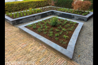Stenen plantenbakken en sierbestrating