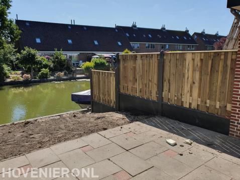 Schutting in tuin met hoogteverschil aan het water