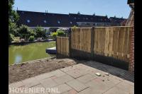 Schutting in tuin met hoogteverschil aan het water