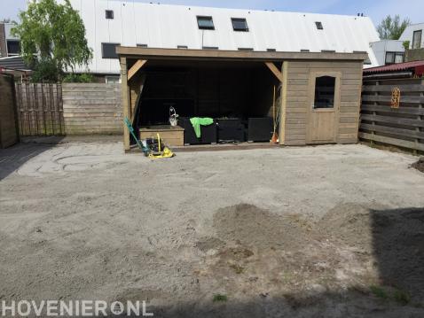 Grond voor tuinhuis met veranda voorbereiden voor straatwerk