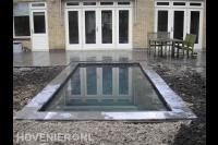 Terras en strakke vijver in achtertuin