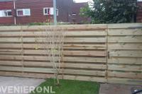 Houten schutting met poort