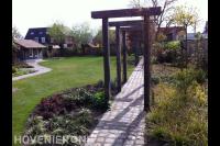 Houten pergola's boven tuinpad langs gazon 2