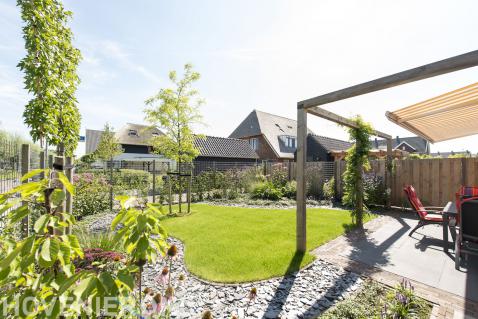 Achtertuin met terras, pergola en gazon