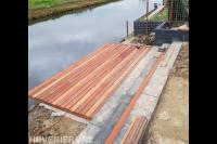 Houten vlonder aan het water